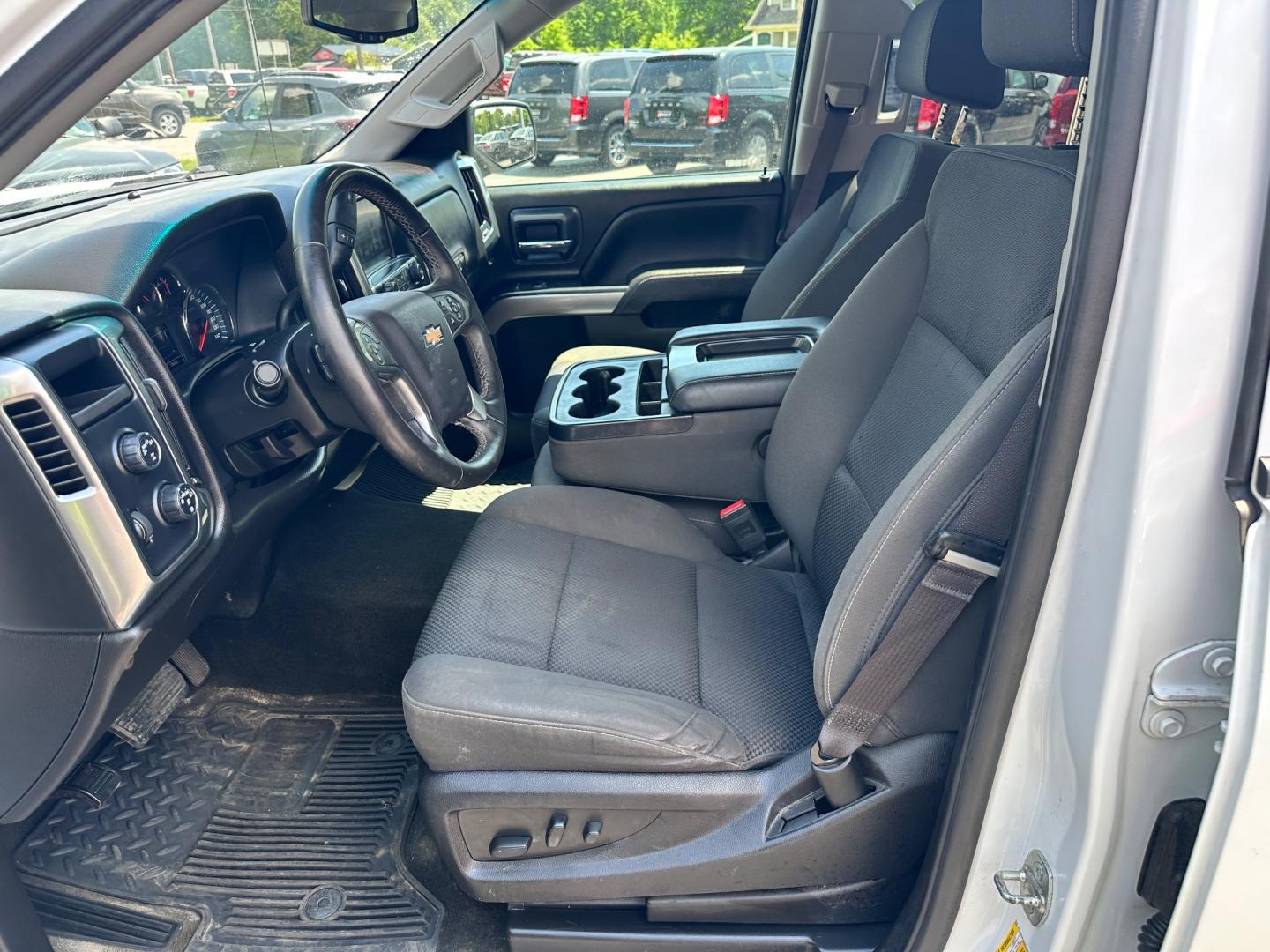 2017 White /Black Chevrolet Silverado 1500 LT (1GCVKREH5HZ) with an 4.3L V6 OHV 12V engine, 6-Speed Automatic transmission, located at 11115 Chardon Rd. , Chardon, OH, 44024, (440) 214-9705, 41.580246, -81.241943 - The 2017 Chevrolet Silverado 1500 LT Double Cab 4WD offers a harmonious fusion of rugged capability and modern convenience, powered by the robust 4.3-liter V6 engine. This engine, known for its reliability and efficiency, provides ample power for a variety of tasks, delivering 285 horsepower and 305 - Photo#17